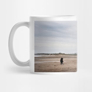 Romantic embrace on a beach - Alnmouth, Northumberland, UK Mug